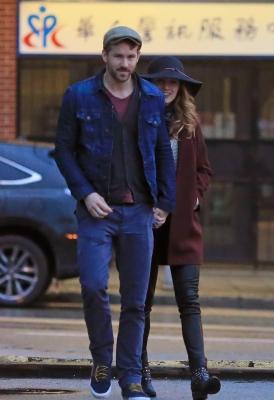 blake-lively-ryan-reynolds-hold-hands-most-adorable-couple-18.jpg