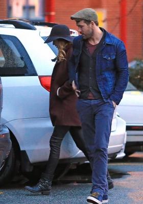 blake-lively-ryan-reynolds-hold-hands-most-adorable-couple-22.jpg