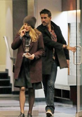 blake-lively-ryan-reynolds-drop-by-moms-home-01.jpg