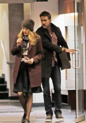 blake-lively-ryan-reynolds-drop-by-moms-home-02.jpg