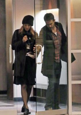 blake-lively-ryan-reynolds-drop-by-moms-home-04.jpg