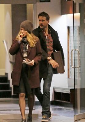 blake-lively-ryan-reynolds-drop-by-moms-home-06.jpg
