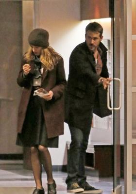 blake-lively-ryan-reynolds-drop-by-moms-home-08.jpg