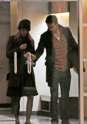 blake-lively-ryan-reynolds-drop-by-moms-home-11.jpg