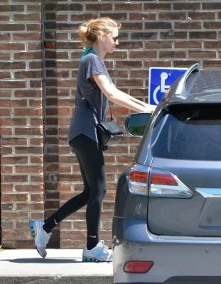 blake-lively-comfortable-grocery-shopping-dogs-05.jpg