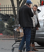Pregnant_Blake_Lively_Buys_Christmas_Tree_Pictur.jpg