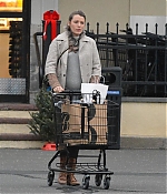 Pregnant_Blake_Lively_Buys_Christmas_Tree_Pictur_28129.jpg
