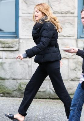 Click to view full size image
==============
blake-lively-pulling-all-nighters-05.jpg blake-lively-pulling-all-nighters-05.jpg