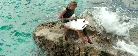 theshallows-blakelively-03165.jpg