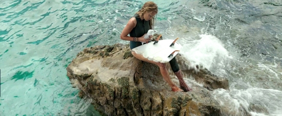 theshallows-blakelively-03166.jpg