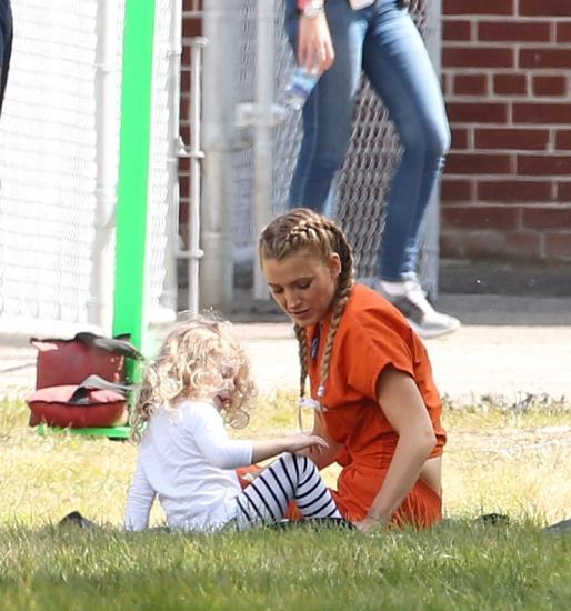 51088854_blakelively_picturepub_05.jpg
