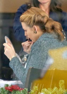 blake-lively-on-screen-mom-ellen-burstyn-lunch-in-character-05.jpg