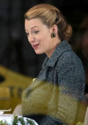 blake-lively-on-screen-mom-ellen-burstyn-lunch-in-character-10.jpg