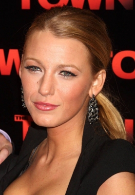 blakelively_townbostonprem31.jpg
