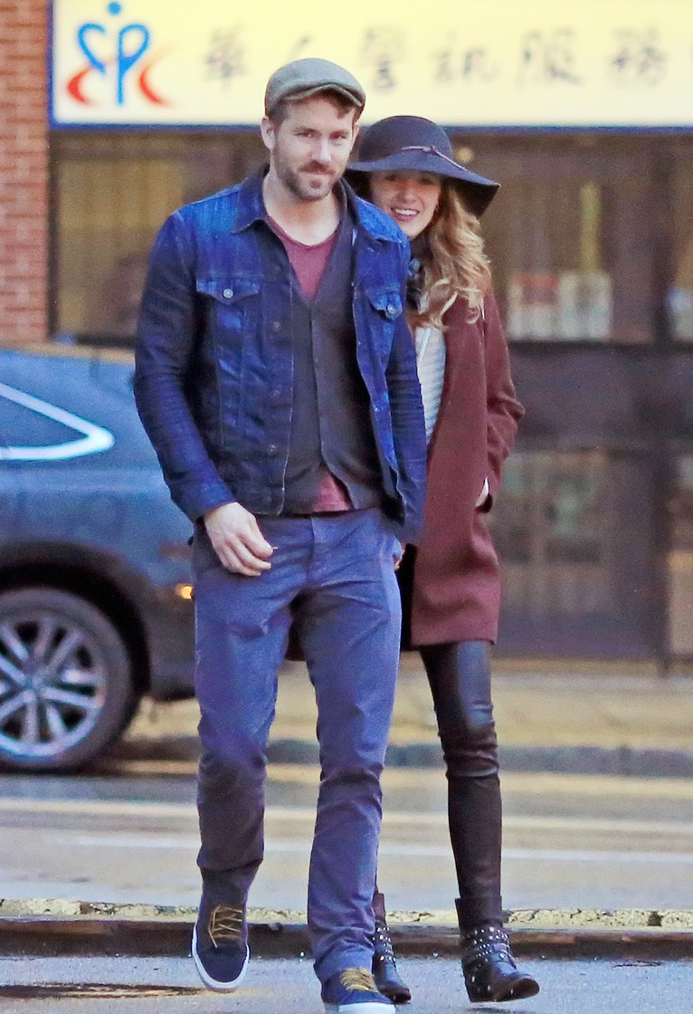 blake-lively-ryan-reynolds-hold-hands-most-adorable-couple-05.jpg