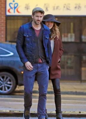 blake-lively-ryan-reynolds-hold-hands-most-adorable-couple-08.jpg