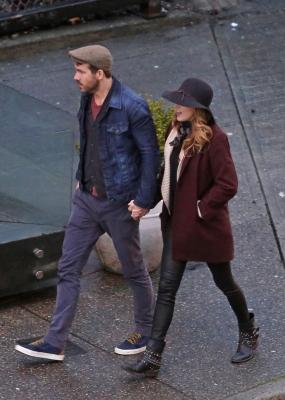 blake-lively-ryan-reynolds-hold-hands-most-adorable-couple-15.jpg