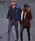 blake-lively-ryan-reynolds-hold-hands-most-adorable-couple-01.jpg